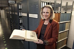 Die Leiterin der Pressedokumentation, Uta Martensen, im Archiv.