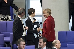 Judith Skudelny, FDP, mit ihrem Baby, (li.), und Bundeskanzlerin Dr. Angela Merkel (re.) im Plenarsaal