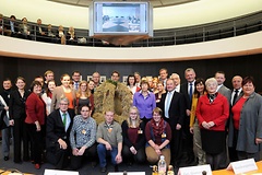 Die Ortsgruppe Walsrode der Niedersächsischen Landjugend überreichte für den Bund der Deutschen Landjugend die Erntekrone 2012 an den Ausschuss für Ernährung, Landwirtschaft und Verbraucherschutz.