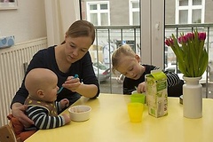 Mutter mit zwei Kindern in der Küche