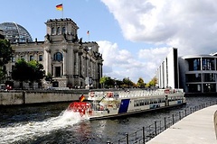 Blick auf das Reichstagsgebäude und Paul-Löbe-Haus.