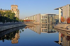 Spreebogen mit Reichstagsgebäude im Herbst