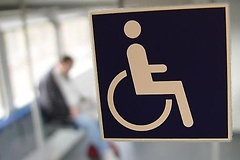 Hinweisschild für Schwerbehinderte in einem Zug