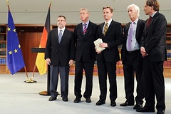 Außenminister Guido Westerwelle (Mitte) wurde am 28.Oktober 2010 von den Professoren Peter Hayes (v.l.n.r.), Eckart Conze, Moshe Zimmermann und Norbert Frei die Studie