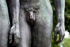 Männliches Geschlechtsteil an Statue