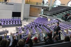 Kinder auf der Besuchertribüne im Plenarsaal