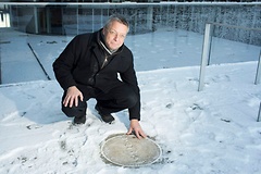 Andreas Kaernbach, Kurator der Kunstsammlung des Deutschen Bundestages, am Bau-Kunstwerk 'Lichtschleife mit Datumsgrenze'