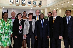 Gruppenbild mit Parlamentspräsident Guy Nzouba-Ndama (vorne in der Mitte); rechts daneben Delegationsleiter Hartwig Fischer, links daneben die Abgeordneten Martin Neumann (hinten), Ute Kumpf und Bettina Herlitzius (vorne).