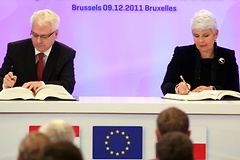 Kroatiens Präsident Ivo Josipovic und Premierministerin Jadranka Kosor unterzeichnen 2011 in Brüssel den EU-Beitrittsvertrag