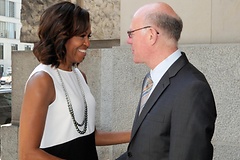 Norbert Lammert (rechts) begrüßt Michelle Obama (links).