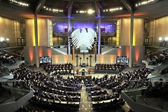 Die zentrale Gedenkveranstaltung zum Volkstrauertag findet im Plenarsaal des Bundestages statt.