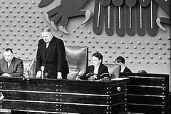 Hermann Ehlers (Mitte), Präsident des Deutschen Bundestages, während der Konstituierenden Sitzung im Präsidium des Bundestages im jahr 1953.