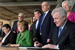 Sigmar Gabriel (v.l.), Frank-Walter Steinmeier, Angela Merkel, Andrea Nahles, Hermann Gröhe, Volker Kauder, Horst Seehofer und Gerda Hasselfeldt bei der Unterzeichung des Koalitionsvertrages im Reichstagsgebäude.