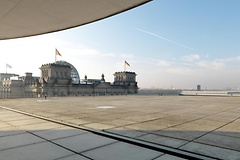 Blick vom Dach des Marie-Elisabeth-Lüders-Haus zum Reichstagsgebäude