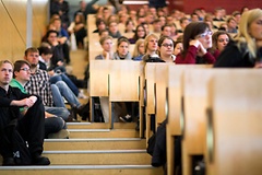 Studenten sitzen im Hörsaal.