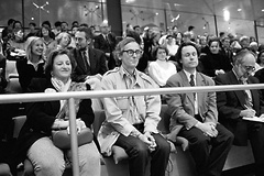 Christo (Mitte) auf der Tribüne im Bonner Plenarsaal während der Debatte zur Reichstagsverhüllung am 25. Februar 1994