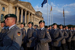 Bundeswehrsoldaten marschieren vor dem Reichstagsgebäude.