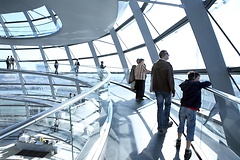 Besucher mit Audioguide in der Kuppel des Reichstagsgebäudes