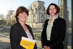 Beate Bork (links) beantwortet im Bundestag alle Fragen zu statistischen Daten, Claudia Brunner leitet den i-Punkt Berlin des Statistischen Bundesamtes.