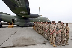 Transportflugzeug Transall mit Bundeswehrsoldaten