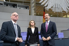 Norbert Lammert (links) mit dem Königspaar im Plenarsaal des Reichstagsgebäudes