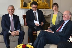 Claude Bartolone (links) und Norbert Lammert (rechts) mit Dolmetschern in Paris