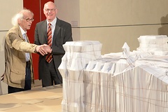 Christo, Norbert Lammert mit Modell des verhüllten Reichstagsgebäudes