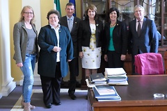 Die deutsche Delegation mit der Vorsitzenden Birgit Kömpel (Zweite von rechts) im Büro der stellvertretenden Ministerpräsidentin Joan Burton (Dritte von rechts)