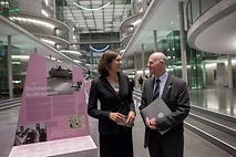 Bundestagspräsident Norbert Lammert (rechts) beim Rundgang durch die Ausstellung mit Kuratorin Alexandra Nocke.