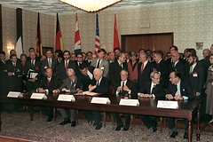 Vertragsunterzeichnung: James Baker (USA), Douglas Hurd (Großbritannien), Eduard Schewardnadse (UdSSR), Roland Dumas (Frankreich), Lothar de Maizière (DDR), Hans-Dietrich Genscher