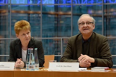 Petra Pau und Dan Diner in der Bibliothek des Bundestages