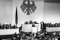 Sitzung des Bundestages im physikalischen Hörsaal der Technischen Universität Berlin am 19. Oktober 1955