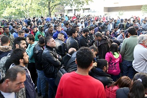 Flüchtlinge warten auf dem Gelände des Berliner Landesamtes für Gesundheit und Soziales (LaGeSo) auf ihre Registrierung und spätere Zuweisung eines Schlafplatzes.