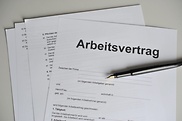 Die Regierung will Fehlentwicklungen bei befristeten Arbeitsverträgen im Wissenschaftsbetrieb gegensteuern.