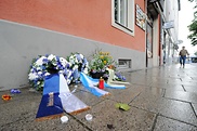 Kränze liegen nach einer Gedenkveranstaltung für das NSU-Opfer Boulgarides am 14. Juni 2015 in München am Tatort in der Trappentreustraße.
