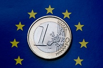 Experten sollen den Stufenplan zur Vollendung der Wirtschafts- und Währungsunion bewerten.