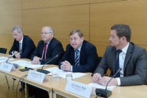 Pressekonferenz des Parlamentarischen Kontrollgremiums: Clemens Binninger (CDU/CSU), Sachverständiger Jerzy Montag, Vorsitzender André Hahn, Uli Grötsch (SPD)