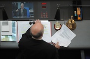 Norbert Lammert auf dem Platz des Parlamentspräsidenten im Plenarsaal des Bundestages