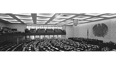 Blick in den Plenarsaal des Deutschen Bundestages in Bonn während der Debatte vom 21. Juni 1977. Es spricht der CSU-Politiker Franz Josef Strauß.