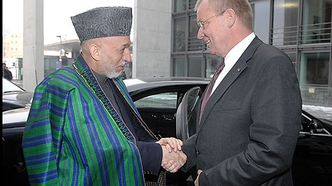 Hamid Karzai, Ausschussvorsitzender Ruprecht Polenz am 27.01.2010 im Auswärtigen Ausschuss