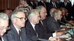 Hans Modrow (3.v.l.), Ministerpräsident der DDR, trifft am 13.02.1990 in Bonn mit Bundeskanzler Helmut Kohl (4.v.l.) zusammen.