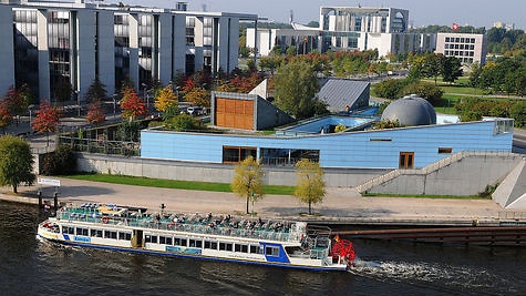 Die Kindertagesstätte steht vor dem Paul-Löbe-Haus (links im Bild) direkt an der Spree.