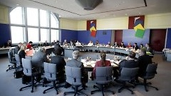 Dans la salle de réunion du Comité des doyens.