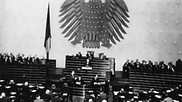 Bundeskanzler Konrad Adenauer bei seiner Regierungserklärung vor dem Bundestag am 20. Oktober 1953.