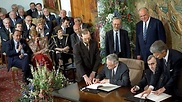 Die Finanzminister der Bundesrepublik Deutschlands, Theo Waigel (r.) und der DDR, Walter Romberg (l.), unterzeichneten im Palais Schaumburg am 21.05.1990 den Staatsvertrag über die Wirtschafts-,Währungs- und Sozialunion zwischen der BRD und der DDR. Hinter den Unterzeichnenden: Bundeskanzler Helmut Kohl (r.) und der Vorsitzende des Ministerrates der DDR, Lothar de Maiziere (l.). Sitzend in der ersten Reiche v.l.n.r.: Hans-Dietrich Genscher, Sabine Bergmann-Pohl, Rita Süßmuth und Walter Momper.