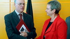 Die Vorsitzende des Petitionsausschusses, Kersten Steinke, übergibt Bundestagspräsident Norbert Lammert den Petitionsbericht