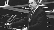 Bundeskanzler Helmut Kohl stellt im Bundestag die Vertrauensfrage. Da er die Mehrheit verfehlt, wird über die Auflösung des Bundestages der Weg zu Neuwahlen geebnet, um der neuen Bundesregierung ihre Legitimation zu verschaffen.