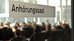 Blick in den Anhörungssaal im Marie-Elisabeth Lüders-Haus.