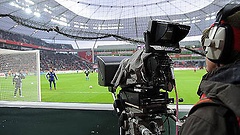 Fernsehkamera und Fußball