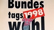 Die Wahl vom 27. September 1998 bedeutet eine Zäsur. SPD und Bündnis 90/Die Grünen bilden eine Koalition. Union und FDP müssen auf die Oppositionsbank wechseln.